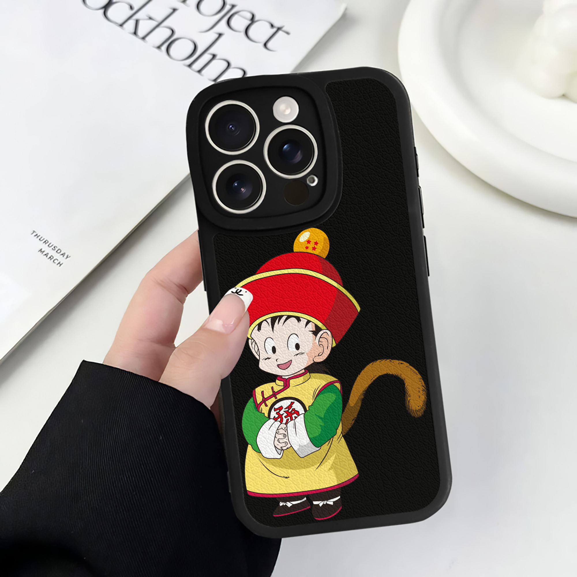 （画像用） ドラゴンボール 孫悟空（そん ごくう）Son Goku カカロット DRAGON BALL Kakarotto 【iPhone 16シリーズ対応】シリコンスマホケース（レザー調） 材質：シリコン